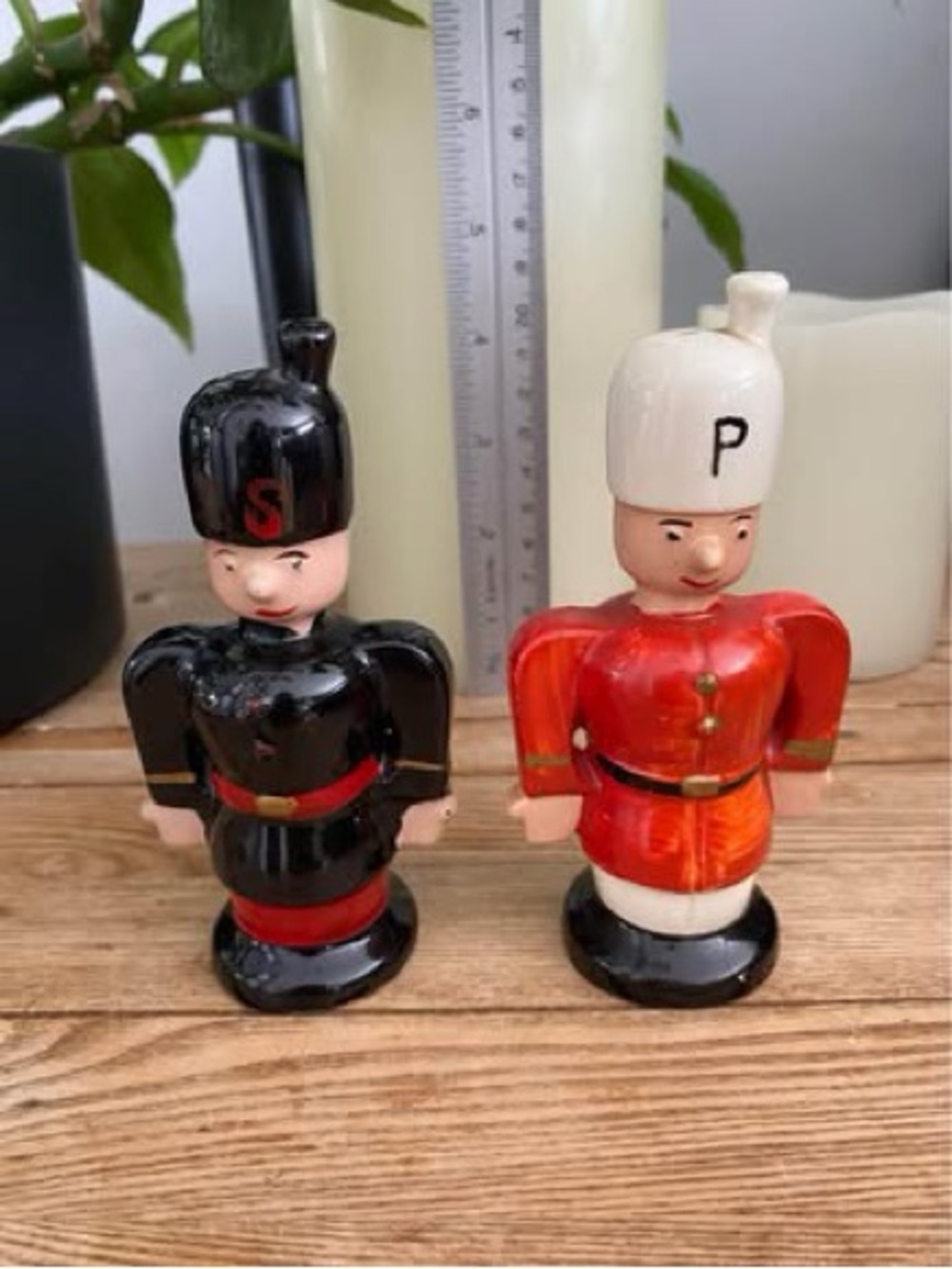 Vintage Ceramic Royal Guard Soldier Salt & Pepper Shakers Japan Beefeater